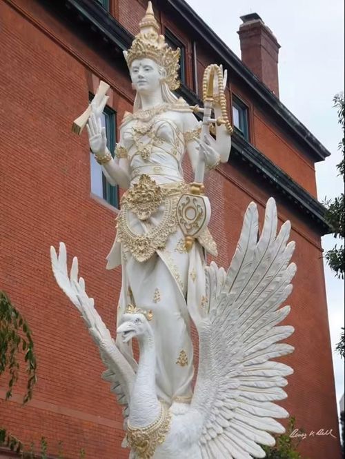 Tượng nữ thần Saraswati tại Đại sứ quán Indonesia ở Washington D.C. Bà được tôn kính là nữ thần của tri thức và nghệ thuật (Ảnh: Benoy K. Behl)