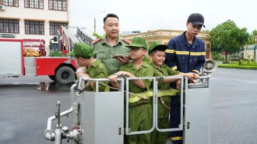 Những hoạt động trải nghiệm thực tế cho các "học viên nhí" rèn luyện như những người chiến sĩ Công an thực thụ.