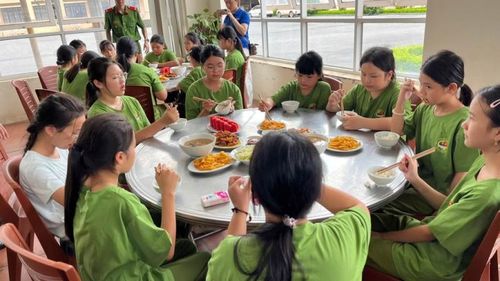 Các học viên dùng bữa theo nền nếp, góp phần rèn luyện tác phong, ý thức tổ chức và kỷ luật.