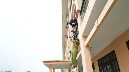 Bên cạnh các nội dung rèn luyện tác phong, điều lệnh, võ thuật, thể dục thể thao và văn hóa, văn nghệ, học viên còn được trang bị nhiều kiến thức, kỹ năng thiết.