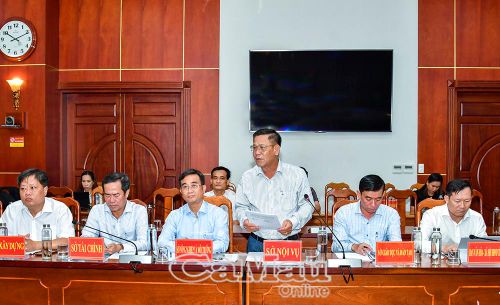 Phó Giám đốc Sở Nội vụ Nguyễn Minh Thất trả lời ý kiến phóng viên đặt ra tại cuộc họp báo.