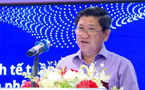Đồng chí Lê Văn Sử, Phó Chủ tịch UBND tỉnh Cà Mau, Chủ tịch Liên minh Tôm sạch và Bền vững Việt Nam, phát biểu tại hội thảo.