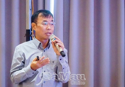 Ông Lê Đình Huynh, Tổng Thư ký Liên minh Tôm sạch và Bền vững Việt Nam, trình bày tham luận "Kinh tế tuần hoàn ngành tôm Cà Mau: Cơ hội, thách thức và tiềm năng".