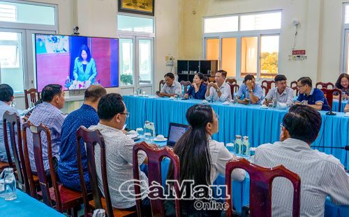  Đại biểu dự hội nghị tại điểm cầu Cà Mau nghe phát biểu chỉ đạo của Bộ trưởng Bộ VH,TT&amp;DL Lâm Thị Phương Thanh.