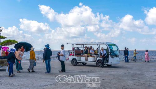Du khách tham quan tại Khu du lịch Mũi Cà Mau.
