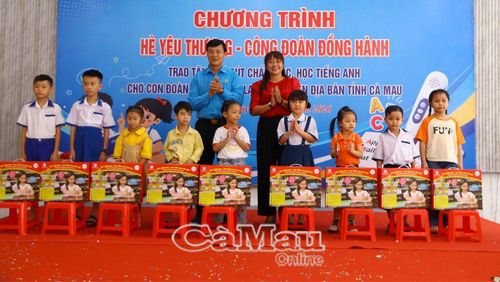 Ban tổ chức trao quà tặng là bộ bút học tiếng Anh cho con đoàn viên, người lao động, giúp các em tiếp cận phương pháp học tiếng Anh hiện đại.