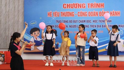 Các em hào hứng tham gia trò chơi.