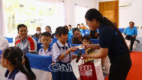 Em Hồ Nhật Phúc An, con của đoàn viên thuộc Công đoàn phường An Xuyên, tham gia trả lời câu hỏi, phấn khởi nhận quà từ Ban tổ chức.