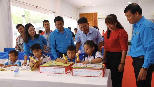 Các em thích thú trải nghiệm bộ bút học tiếng Anh - món quà ý nghĩa do Tổng Liên đoàn Lao động Việt Nam tặng.