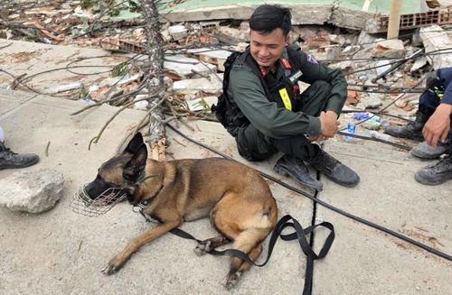 Thượng úy Nguyễn Văn Hòa và Max trong giờ nghỉ sau ca tìm kiếm. (Ảnh: Bộ Công an)