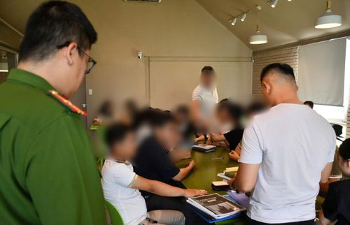 Công an tiếp nhận, xử lý các trình báo, lời khai của những người liên quan, các nạn nhân