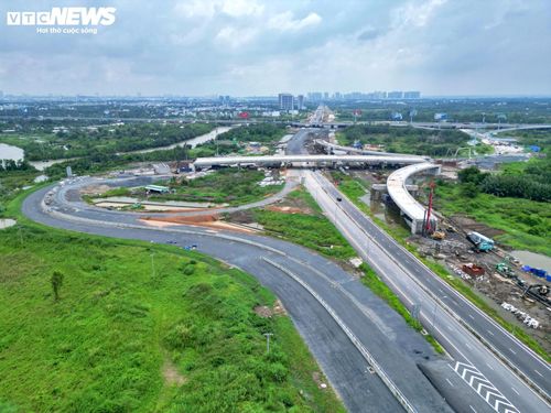 Đây cũng không phải lần đầu tiến độ đoạn Vành đai 3 qua TP.HCM phải điều chỉnh. Trong bối cảnh nhiều hạng mục vẫn còn dang dở, lực lượng thi công chưa được huy động đồng loạt, nguy cơ dự án tiếp tục lỡ mốc tiến độ đang được đặt ra.