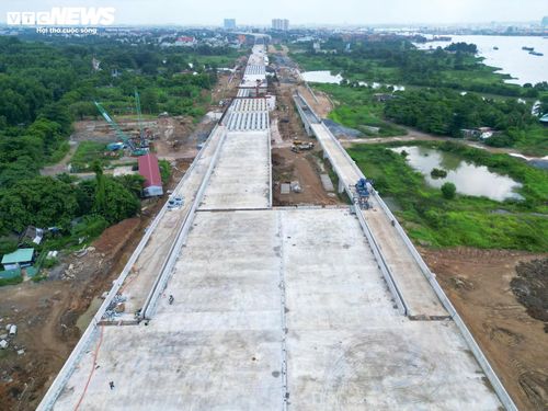 Ở hướng từ khu đô thị Vinhomes Grand Park về nút giao Tân Vạn, các nhịp cầu vẫn chưa được nối liền hoàn toàn. Phía dưới cầu, nhiều đoạn đường song hành mới dừng ở công đoạn san lấp nền đường.
