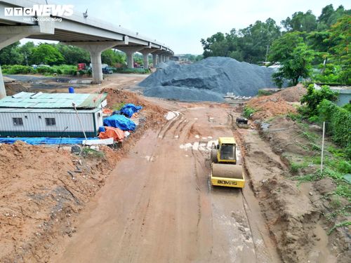 Theo kế hoạch mới, tiến độ thông xe được chia thành hai giai đoạn. Đến ngày 30/9, dự kiến hoàn thành khoảng 38,6 km tuyến chính cao tốc, gồm các đoạn thuộc dự án thành phần 1 (20,8 km), thành phần 3 (5 km), thành phần 5 (6,4 km) và thành phần 7 (6,4 km).