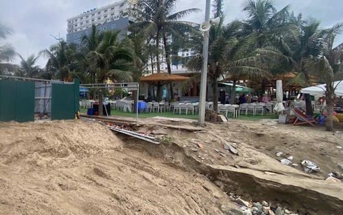 Sau sự cố, lực lượng chức năng đắp chặn dòng bằng bao tải, lấp cát, gia cố khu vực cửa xả và vệ sinh bãi biển