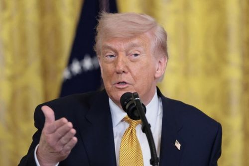 Tổng thống Mỹ Donald Trump và Tổng thống Ukraine Volodymyr Zelensky. (Ảnh: Reuters)