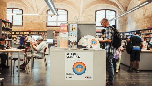 Thư viện được dùng làm nơi “trú ẩn khí hậu” ở Barcelona, Tây Ban Nha. (Ảnh: El Periodico)