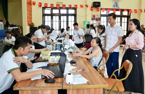 Lãnh đạo xã Hồng Vân kiểm tra công tác chi trả kinh phí bồi thường, hỗ trợ giải phóng mặt bằng dự án đầu tư xây dựng Khu đô thị thể thao quốc tế Hà Nội. Ảnh: Trang Nam