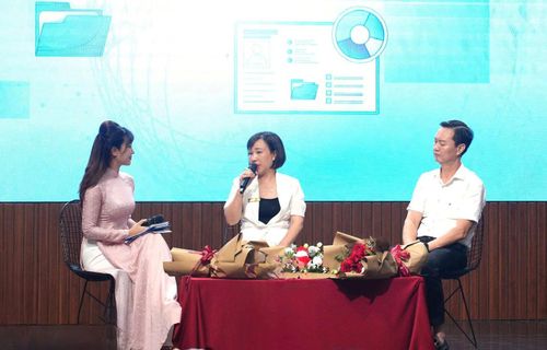 Hiệu trưởng Trường Cao đẳng Nghề công nghiệp Hà Nội Phạm Thị Hường (giữa) thảo luận tại tọa đàm “Việc làm thời AI: Thách thức và cơ hội cho phụ nữ, thanh niên”. Ảnh: Phạm Hùng
