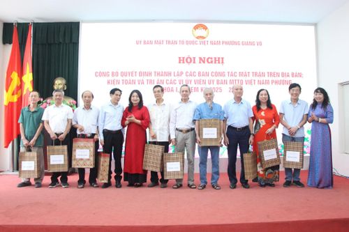 Tặng quà tri ân các Trưởng ban Công tác Mặt trận trên địa bàn phường nghỉ công tác. Ảnh: TT