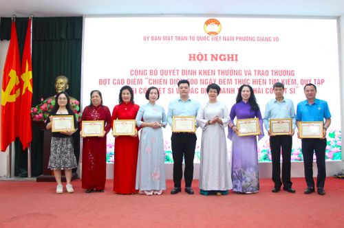 Khen thưởng các tập thể có thành tích trong thực hiện cao điểm thu nhận mẫu sinh phẩm ADN cho thân nhân liệt sĩ chưa xác định thông tin trên địa bàn phường Giảng Võ. Ảnh: TT