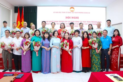 Lãnh đạo phường Giảng Võ tặng hoa chúc mừng các ủy viên Ủy ban Mặt trận Tổ quốc Việt Nam phường vừa được kiện toàn. Ảnh: TT