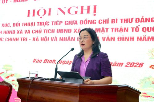 Thành ủy viên, Bí thư Đảng ủy, Chủ tịch HĐND xã Vân Đình Bùi Thị Thu Hiền phát biểu. Ảnh: Lại Tấn