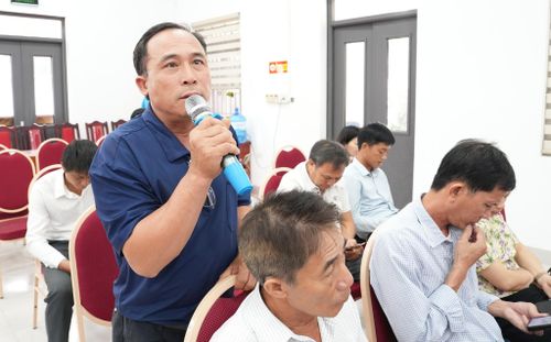 Cử tri nêu ý kiến tại hội nghị. Ảnh: Vân Thư