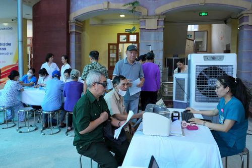 Người có công, đối tượng chính sách tham gia khám bệnh, tư vấn sức khỏe. Ảnh: NS
