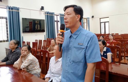Cử tri xã Ứng Hòa kiến nghị nhiều nội dung liên quan đến công tác quản lý đất đai và cấp giấy chứng nhận quyền sử dụng đất. Ảnh: Phùng Lương