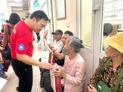 Lãnh đạo UBND phường Việt Hưng hỏi thăm người cao tuổi tham gia khám sức khỏe miễn phí tại Trạm Y tế phường. Ảnh: B.Duy