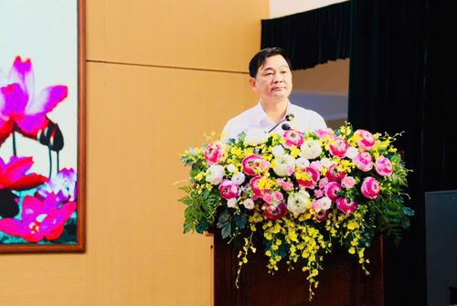 Phó Bí thư Đảng ủy, Chủ tịch UBND xã Quang Minh Nguyễn Tiến Dũng phát biểu tại hội nghị. Ảnh: PV