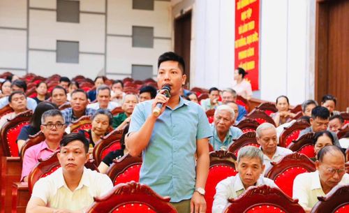 Cử tri phát biểu ý kiến tại hội nghị. Ảnh: PV