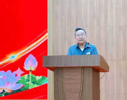Ông Hoàng Văn Thể , tổ dân phố số 2 Yên Xá, phường Thanh Liệt bày tỏ trước sự quan tâm của cấp ủy, chính quyền địa phương và đội ngũ y, bác sĩ. Ảnh: PV