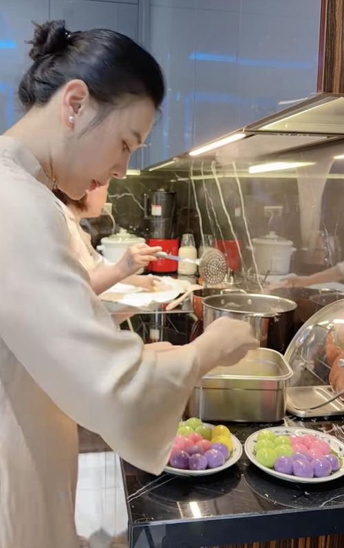 Trong những bức ảnh được chia sẻ, Phương Oanh vừa tỉ mỉ nặn từng viên bánh vừa hướng dẫn hai con tham gia vào các công đoạn đơn giản. Nếu bé Jenny chăm chú quan sát và làm theo mẹ, thì Jimmy lại khá hiếu động, liên tục có những biểu cảm tinh nghịch, tạo nên không khí rộn ràng trong căn bếp.