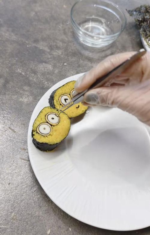 Phương Oanh tự tay làm hết các công đoạn cho món cơm cuộn Minion. Việc tạo hình món ăn cũng là phương pháp được nhiều chuyên gia dinh dưỡng và giáo dục sớm khuyến khích trong giai đoạn trẻ tập ăn. Những bữa ăn có màu sắc bắt mắt, hình dáng ngộ nghĩnh có thể kích thích sự tò mò, giúp trẻ hứng thú hơn với việc khám phá thực phẩm mới và hình thành thói quen ăn uống tích cực. Có lẽ cũng vì vậy mà Phương Oanh thường dành thêm thời gian để biến những món ăn quen thuộc thành các hình thù đáng yêu, phù hợp với sở thích của con.