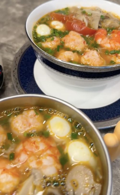 Sau một hồi vừa trông con vừa làm món, nữ diễn viên tiếp tục chia sẻ thành phẩm là món bún tôm do chính tay cô chế biến. Theo Phương Oanh, đây là món ăn thanh mát, phù hợp với thời tiết mùa hè và cũng là món mà hai con đặc biệt yêu thích. Tô bún gây chú ý với nước dùng trong, tôm tươi, chả tôm viên cùng nhiều loại rau ăn kèm. Cách trình bày gọn gàng, chỉn chu khiến nhiều người nhận xét không khác một món ăn được phục vụ tại nhà hàng.