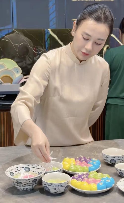 Nữ diễn viên còn khéo léo bày biện bánh cùng nước đường, dừa nạo, mè rang và hoa nhài, cho thấy sự chăm chút trong từng chi tiết.