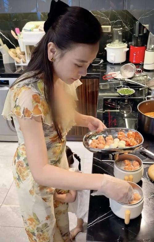 Không chỉ chăm chút cho từng món ăn, Phương Oanh còn xem việc vào bếp là cơ hội để các con trải nghiệm và học hỏi. Ở tuổi lên hai, Jimmy và Jenny thường theo mẹ xuống bếp, khi thì quấn quýt bên mẹ lúc chuẩn bị nguyên liệu, khi lại hào hứng trở thành những "phụ bếp nhí" dưới sự hướng dẫn của mẹ.