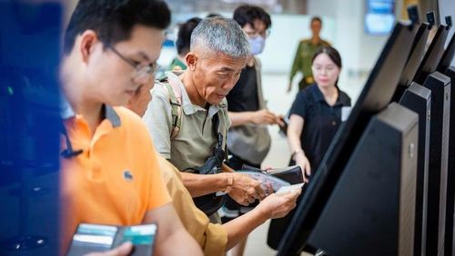 Cảng Hàng không quốc tế Nội Bài đưa vào vận hành kiosk check-in sinh trắc học cho các chuyến bay nội địa. Theo đơn vị này, quy trình xác thực khuôn mặt tại kiosk được thực hiện trong khoảng 10 giây.