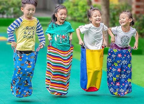 Nên xây dựng mô hình "trường học vận động", khuyến khích giờ ra chơi vận động, phát triển các câu lạc bộ thể thao sau giờ học. Ảnh minh họa.