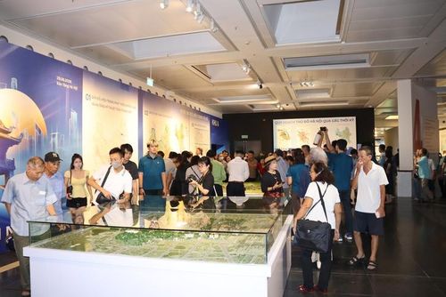 Triển lãm Quy hoạch Thủ đô tầm nhìn 100 năm. Ảnh: Sở Quy hoạch - Kiến trúc Hà Nội.
