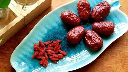 Nguyên liệu táo đỏ và kỷ tử.