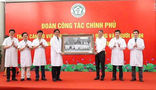 Thủ tướng Lê Minh Hưng tặng bức ảnh truyền thống cho tập thể Bệnh viện Bạch Mai.