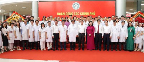 Thủ tướng Lê Minh Hưng và Bộ trưởng Đào Hồng Lan cùng các thành viên đoàn chụp ảnh cùng tập thể y bác sĩ, chuyên gia Bệnh viện Bạch Mai làm việc tại cơ sở Ninh Bình.