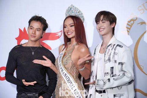 Hóa Trần (áo đen) và Kang Chul (áo trắng) tươi tắn bên cạnh Mai Ngô.