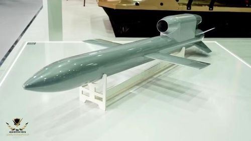 Tên lửa này có thể bay trên không gần 4 giờ. Các phiên bản đầu tiên của FP-5 Flamingo sử dụng động cơ lấy từ máy bay huấn luyện L-39 Albatros đã hết hạn sử dụng.