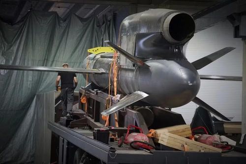 Tên lửa hành trình FP-5 Flamingo có chiều dài khoảng 12 mét, sải cánh 7 mét và tổng khối lượng gần 6 tấn, được trang bị đầu đạn nặng khoảng 1.150 kg. Tốc độ hành trình là khoảng 700 km/h, tốc độ tối đa là 950 km/h, và tầm bay theo tuyên bố lên tới 3.000 km.