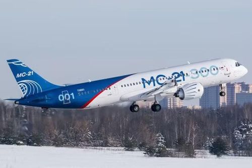Ông Manturov cũng thông báo về việc động cơ PD-8 dành cho SJ-100 đã nhận được chứng nhận kiểu loại, đánh dấu một cột mốc quan trọng cho việc ra mắt chiếc phi cơ chặng ngắn này.