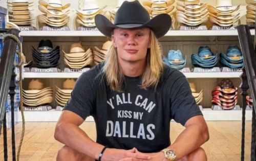 Tại Dallas, bang Texas, Haaland gây chú ý khi đội mũ cao bồi, đi bốt và mặc áo phông in dòng chữ "Y'all can kiss my Dallas".
